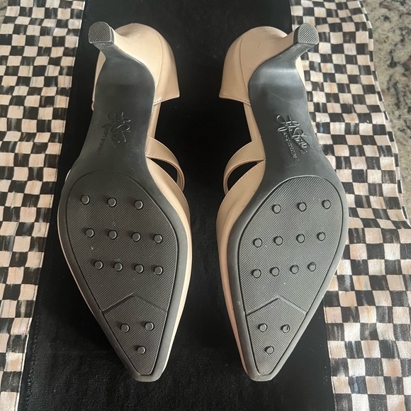 Life Stride Soft System. Size 8. In great condition!  Worn once. Heels: 2.5” - Picture 7 of 11